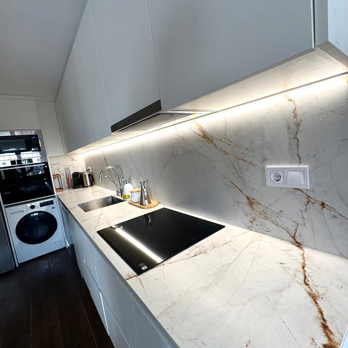 Reforma de cocina moderna en Castellbisbal – Diseño lineal, iluminación LED y electrodomésticos integrados