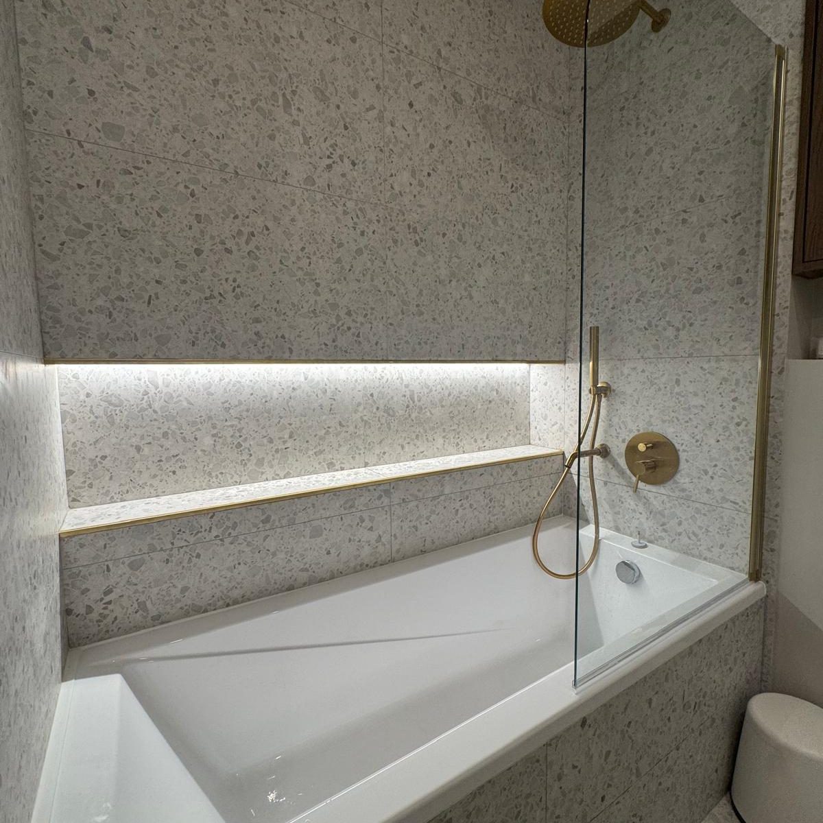 Bañera moderna columna de ducha en dorado