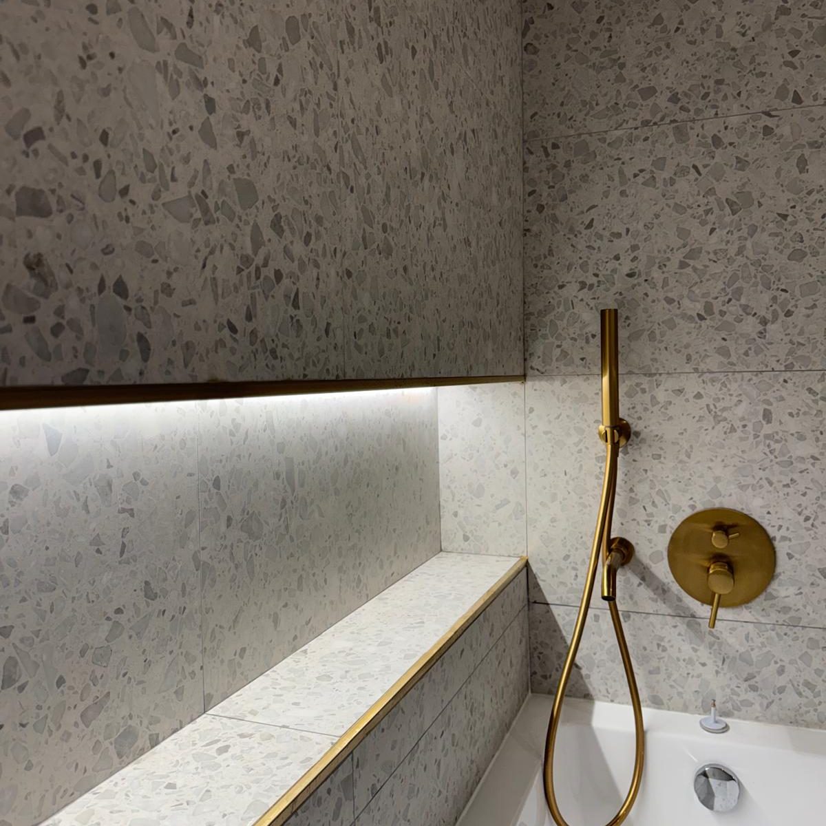 Bañera moderna columna de ducha en dorado