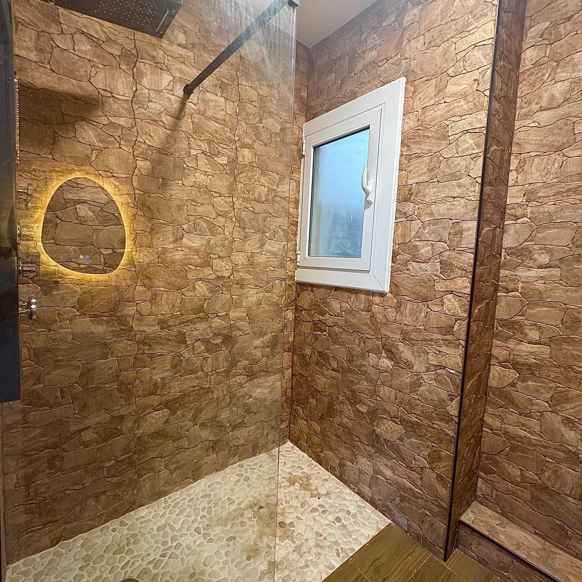 Baño empedrado en Granollers