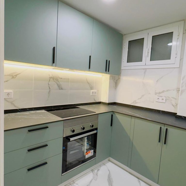 Cocina mobiliario verde selva