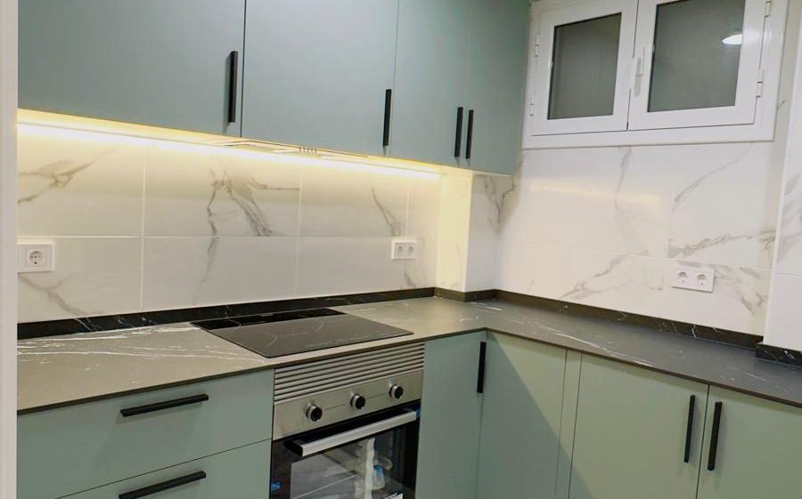 Cocina mobiliario verde selva