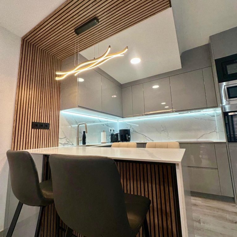 reforma de cocina moderna con isla en Barcelona abierta al salón 2