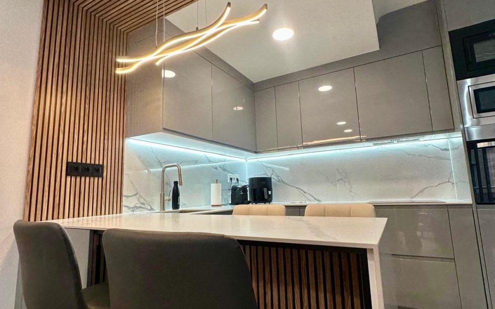 reforma de cocina moderna con isla en Barcelona abierta al salón 2