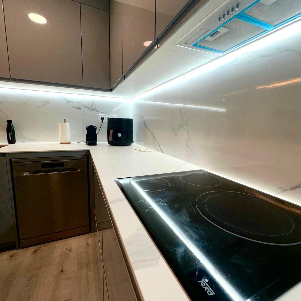 cocina gris moderna con encimera efecto mármol y barra integrada 3