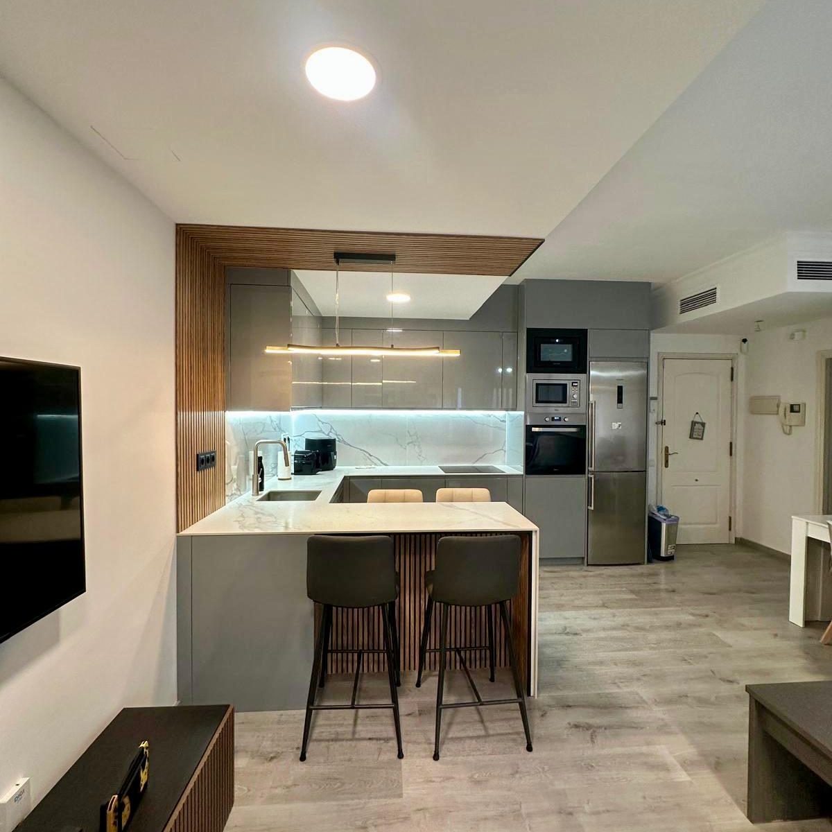 reforma de cocina moderna con isla en Barcelona abierta al salón 4