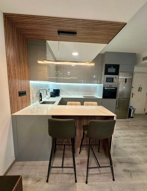 reforma de cocina moderna con isla en Barcelona abierta al salón 1