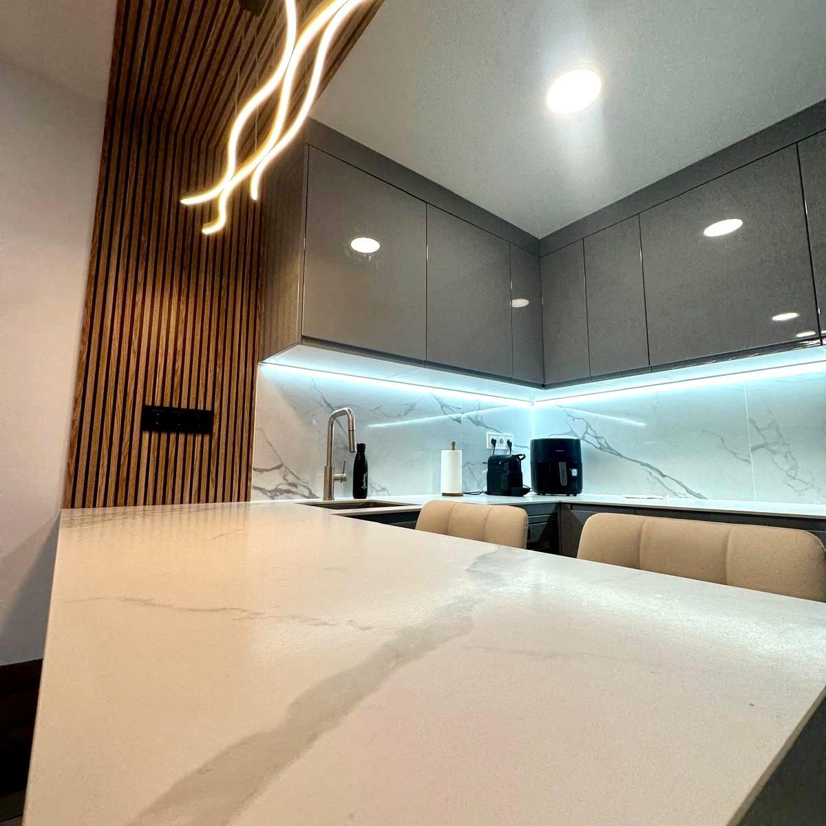 reforma de cocina moderna con isla en Barcelona abierta al salón 3