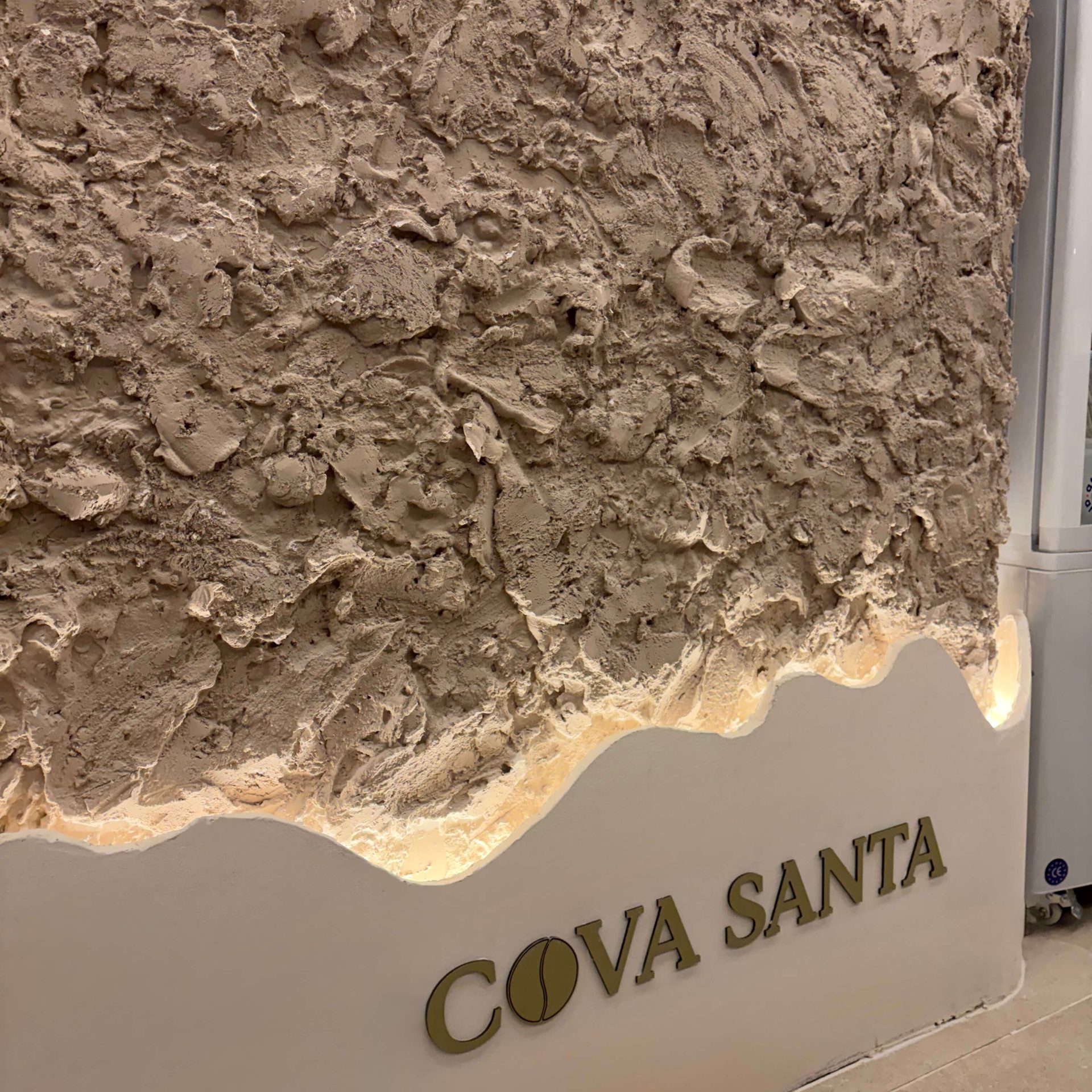 logo cova santa en pared